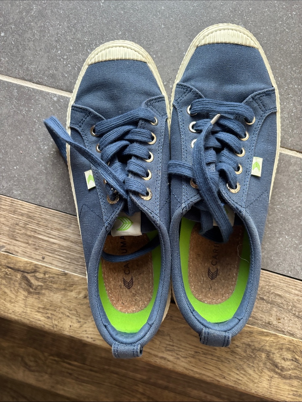 Cariuma Navy Canvas Low-Top Sneakers with Bright Green Liner